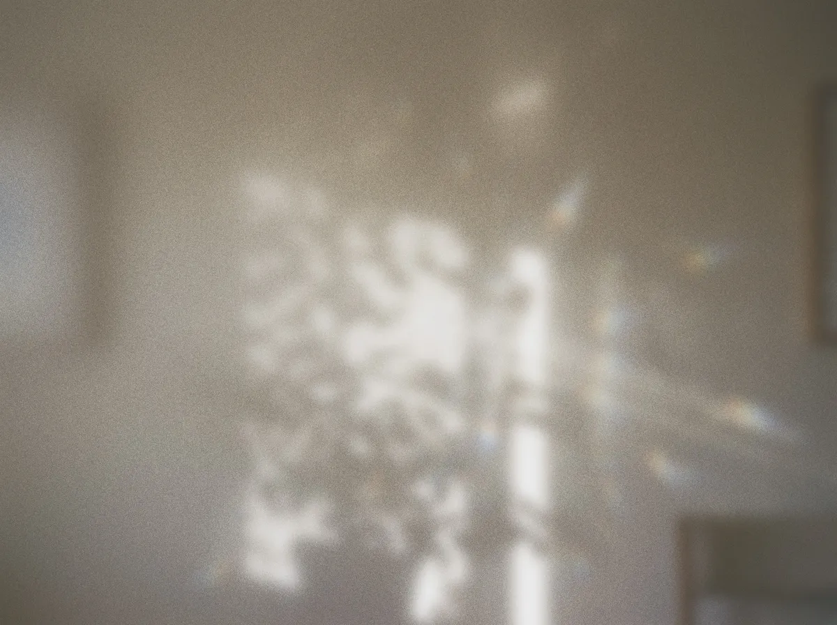 Une gerbe de lumière blanche éclatée au milieu d’une pièce claire, l’image entièrement floue.